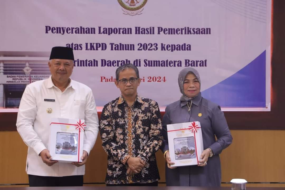 Kepala Perwakilan BPK Sumatera Barat  Arif Agus foto bersama Wali Kota Solok Zul Elfian Umar dan Ketua DPRD Kota Solok Nurnisma di Aula BPK  
